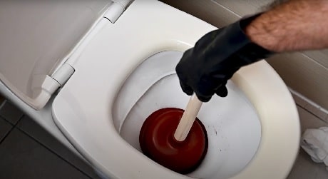 découvrez comment déboucher vos toilettes efficacement avec des astuces simples et des solutions naturelles. ne laissez pas des toilettes bouchées perturber votre quotidien, trouvez des conseils pratiques pour résoudre ce problème rapidement.